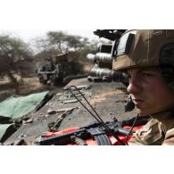 Un soldat du 16e bataillon de chasseurs à pied (16e BCP) surveille les flancs de son véhicule blindé de combat d'infanterie (VBCI) dans le Gourma malien.