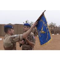 Le colonel Hervé Fernando du 1er régiment d'hélicoptères de combat (1er RHC) récupère le fanion du groupement aéromobile (GAM) lors d'une cérémonie à Gao, au Mali.