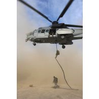 Des fusiliers commandos de l'air du commando parachutiste de l'air n°10 (CPA 10) descendent à la corde lisse depuis un hélicoptère Caracal EC-725 au camp Morehead, en Afghanistan.