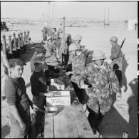 Activités des parachutistes du 2e RPC au camp X (camp Michel Legrand) à Chypre et visite du général Gilles.