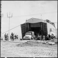 Les premiers véhicules de la 3rd Infantry Division débarquent du LST Ravager, quai du Casino à Port-Saïd.
