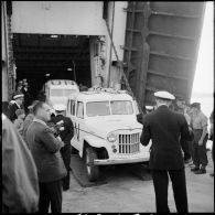 Le débarquement des voitures des observateurs de l'ONU d'un LST britannique, à Port-Saïd.