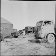 Au campement du GM1 sur la base aérienne d'Akrotiri (Chypre), le sol est arrosé tous les jours afin d'éviter toute poussière.