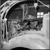 La réparation d'un moteur Mercedes dans un atelier du GM1 sur la base aérienne d'Akrotiri (Chypre).