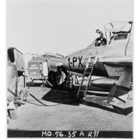 Le ravitaillement en carburant d'un chasseur-bombardier F-84F Thunderstreak de la 1re escadre de chasse, sur la base aérienne d'Akrotiri (Chypre).