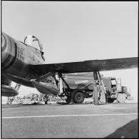 Le ravitaillement en carburant d'un chasseur-bombardier F-84F Thunderstreak, sur la base aérienne d'Akrotiri (Chypre).