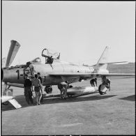Le démontage d'un réservoir extérieur d'un F-84F Thunderstreak de la 1re escadre de chasse, sur la base aérienne d'Akrotiri (Chypre).