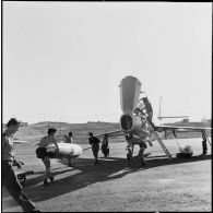 Le démontage d'un réservoir extérieur d'un chasseur-bombardier F-84F Thunderstreak, sur la base aérienne d'Akrotiri (Chypre).