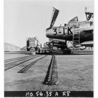 L'armement des mitrailleuses de 12,7 mm des F-84F Thunderstreak de la 3e escadre de chasse, sur la base aérienne d'Akrotiri (Chypre).
