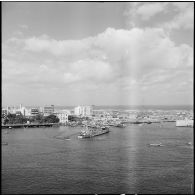 L'entrée du canal de Suez à Port-Saïd. Les LCT (landing craft tank) britanniques viennent accoster sur le quai du Casino.