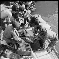 Les nageurs de combat du commando Marine Hubert participent au dégagement des épaves qui obstruent l'entrée du canal de Suez.
