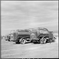 Les camions-citernes à carburant Faun sur la base aérienne d'Akrotiri.