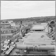 Le montage des roquettes stockées dans la soute à munitions sur la base aérienne d'Akrotiri.