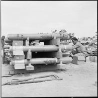 Le montage des roquettes stockées dans la soute à munitions sur la base aérienne d'Akrotiri.