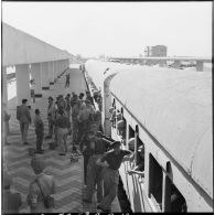 Le débarquement du détachement norvégien de l'ONU en gare de Port-Saïd.