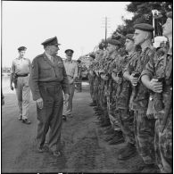 Le général Sir Charles Keightley rend visite aux unités françaises à Port-Saïd puis aux unités franco-britanniques à El Cap.