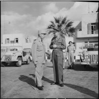 Arrivée du général canadien Burns sur le terrain d'aviation de Gamil à Port-Saïd.