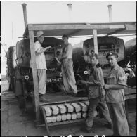 Les boulangers de l'intendance militaire britannique devant leurs fours à Port-Saïd.