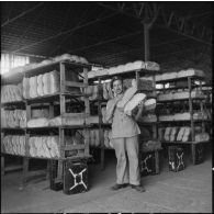 Le stockage du pain par l'intendance militaire britannique à Port-Saïd.