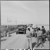 L'entrée du détachement  yougoslave de l'ONU dans le secteur occupé par les éléments indiens, entre El Cap et El Kantara.
