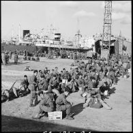 Rembarquement des troupes françaises à Port-Saïd.