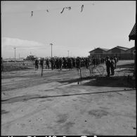 Le débarquement des prisonniers égyptiens à Port-Saïd.