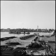 Cérémonie sur le quai d'embarquement de Port-Fouad, embarquement des dernières troupes françaises et dernière visite du général Beaufre au général Stockwell sur le HMS Tyne.