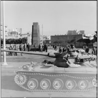 L'escadron d'AMX-13 du 1er REP se rend au quai d'embarquement de Port-Fouad.