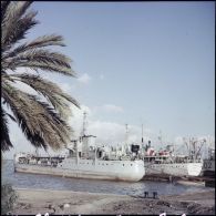 Le pétrolier Lac Tchad à couple avec le cargo Guyane de la Compagnie havraise de navigation à vapeur.