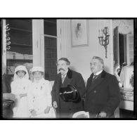 Paris, hôpital italien du quai d'Orsay, Monsieur Briand et Monsieur Comandini avec Madame Tittoni et sa fille avec les médailles qui vient de leur remettre Monsieur Briand. [légende d'origine]