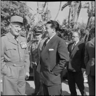 Visite de l'hôpital Maillot à Alger par monsieur Coulon, député maire de Vichy, et le général Raoul Salan commandant la 10e région militaire.