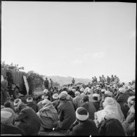 Rassemblement de la population à la suite d'un attentat commis contre deux Algériens.