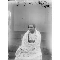 254. [Madagascar, 1900-1902. Portrait d'une ramatoa Betsileo aisée.]