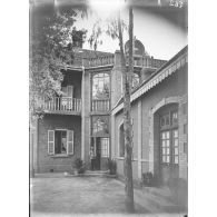 262. [Madagascar, 1900-1902. Portrait du colonel Lyautey à l'entrée de son logement.]