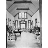 264. [Madagascar, 1900-1902. Salle de réception du logement du colonel Lyautey.]
