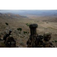 Des légionnaires de la compagnie noire du 2e régiment étranger de parachutistes (2e REP) reprennent leur souffle lors d'une progression sur les pistes de montagne de Sper-kunday, en Afghanistan.