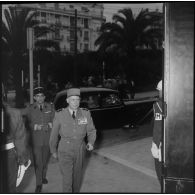 Inauguration du hall d'information du journal Le Bled à Alger par le général Raoul Salan commandant la 10e région militiare (RM).