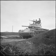Région d'AÏn-Temouchent. Un char M24 Chaffee part en patrouille.