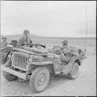 El Gor. Une Jeep armée d'un fusil mitrailleur avec des soldats du 9e régiment de hussards.