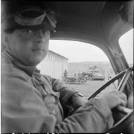 El Gor. Avant un départ en patrouille, les préparatifs d'un char et d'une Jeep.