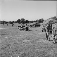 El Gor. Une section du 21e régiment d'infanterie part en patrouille sur la piste de Sebdou.
