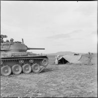Région d'El Gor. Un char devant une tente berbère.