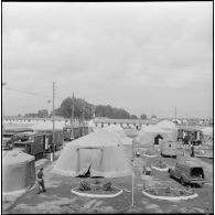 Vue d'ensemble du centre médical de Maison Blanche avec ses tentes et camions ambulance.