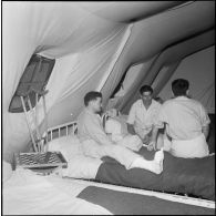 Centre médical de Maison-Blanche. Malades sous la tente.