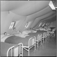 Centre médical de Maison-Blanche. Sous la tente, patients couchés dans leur lit.