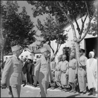 Blida. Le général Allard et le colonel Desjours passent en revue les délégations d'anciens combattants.