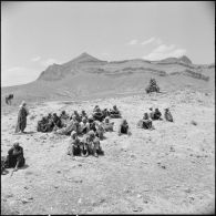 Mechta-Kasbah, commune mixte de M'Sila dans le djebel Choukchot (Algérie). Femmes et enfants rescapés regroupés à l'extérieur du village, venus demander protection à l'armée française.