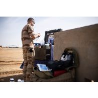 Un technicien vétérinaire conditionne des flacons de prélèvement pour un contrôle de l'eau à Ménaka, au Mali.
