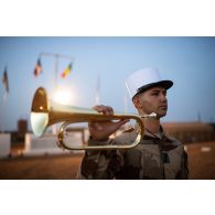 Portrait d'un clairon du 2e régiment étranger parachutiste (REP) lors de la cérémonie de Camerone 2021 à Gao, au Mali.