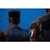 Des légionnaires du 2e régiment étranger parachutiste (REP) écoutent la lecture de l'ordre du jour lors de la cérémonie de Camerone 2021 à Gao, au Mali.